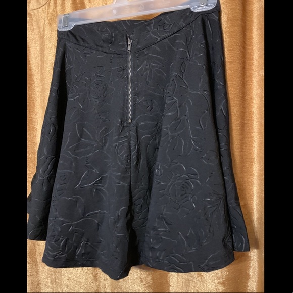 Cute skirt with rose print and zipper up back - Picture 2 of 5